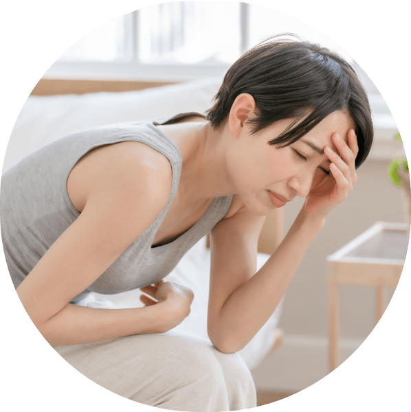 女性がお腹を痛がる様子３