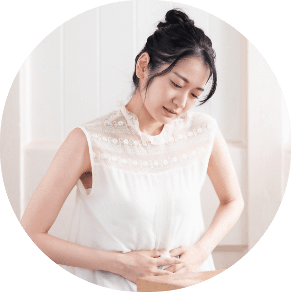 女性がお腹を痛がる様子４