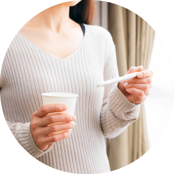 妊娠検査薬を持つ女性