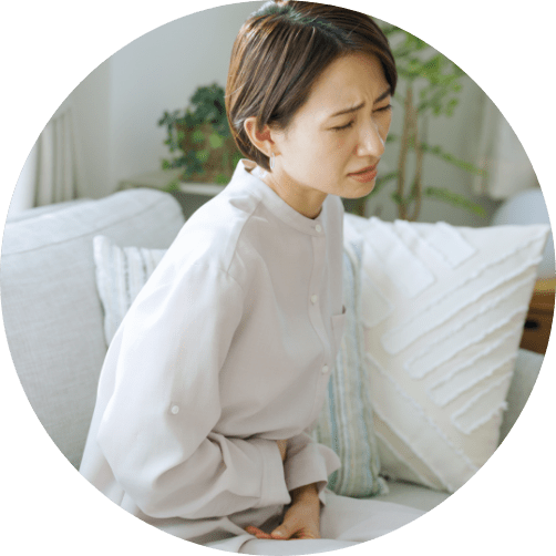 女性がお腹を痛がる様子１